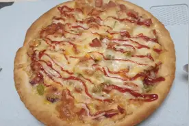 在家一样可以做，必胜客的鸡肉火腿培根披萨