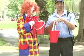 恶搞新玩法：看看小丑是怎么恶搞警察的，路人都看傻眼了