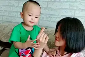 姐姐让熊孩子叫姐姐给糖吃，熊孩子叫了几声还不给，开抢了笑死人