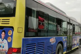 重庆公交疫情防控取消免费老人卡，大街上只有餐饮店没有开门视频封面