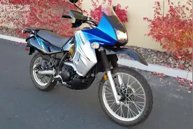 川崎中量级拉力车KLR650实拍，前后条幅式轮毂专为非铺装路面打造视频封面