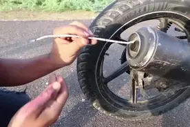 摩托车排气管里放鞭炮，点燃的鞭炮一瞬间，真是太漂亮了！