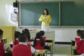 美女老师做实验的水被学生当饮料喝掉了，最后笑到飙泪视频封面