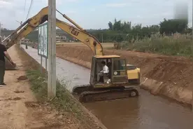 工地来了个面试挖机的司机，要求每月工资12000，老板让他试试看视频封面