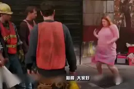 胖女孩约会前打扮自己，结果清理牙齿时，从牙缝里发现了一只鸡翅视频封面