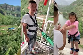 可爱的小朋友来挑战蹦极，真是太勇敢了，跳下去的那一刻真棒！视频封面