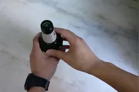 喝不完的啤酒用一张纸盖住保存，即使倒过来也不会撒视频封面