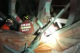 云南临沧一在建高速公路隧道发生事故 13人被困视频封面