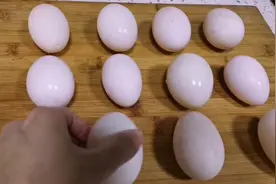 婆婆跟邻居寻得淹咸鸭蛋秘诀，做法简单保证个个流油起沙