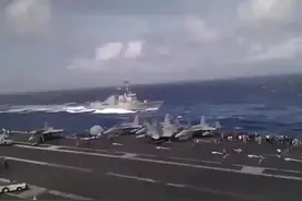 10万吨航母上的吃瓜群众开心地看着风浪中9千吨的驱逐舰艰难前进