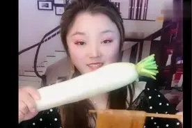 这次吃货丽姐厉害了，竟然生啃萝卜了，网友：吃法像兔子！