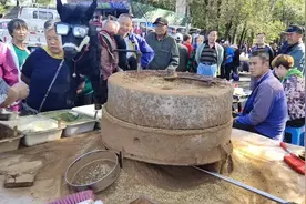 这个摊位火了，小驴拉磨吸引了很多人围观购买，老板真有创意