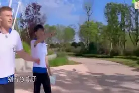 一家人就是要整整齐齐！张一山被夹中间不知所措，非洲黑姐竟会说