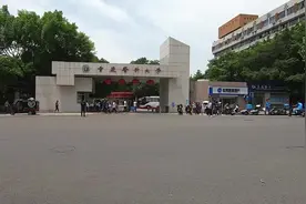 位于山城的重庆医科大学，当初特别想来这个学校，带大家参观一下视频封面