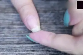 指甲断了一半也能修复？这样做，轻轻松松还你完美指甲网友：神奇视频封面