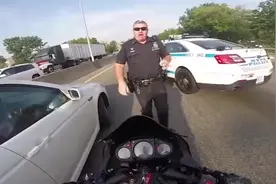 摩托车上高速随意超车，被交警拔掉钥匙，都是自找的