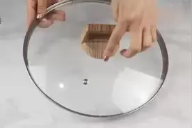 玻璃锅盖不好清洗，家政阿姨教你一招，轻松去除顽固油渍视频封面