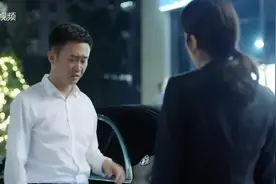 美女司机追尾迈巴赫：维修费多少钱，我转给你！就是这么霸气。视频封面