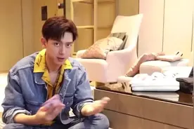 李现妇女节带父母逛商场，戴口罩购物吃饭！