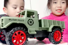 遥控军卡车儿童玩具车，无线遥控车电动仿真模型卡车男孩军事玩具视频封面