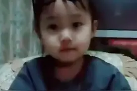 大姨让熙宝把橘子放回去,熙宝说大姨态度不好,就不放,太招笑了