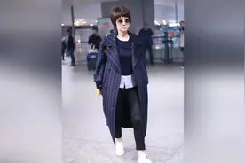 马伊琍机场墨镜遮面气场足穿长大衣秒变一米三视频封面