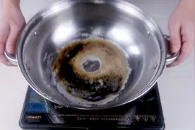 不锈钢锅碗烧焦了怎么办？只需加点它，就能快速清除烧焦污渍视频封面