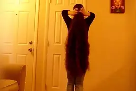 美女长卷发过腰，披头散发的时候，很唯美很有气质