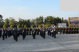 泰国阅兵，男兵这跑步姿势简直太娘，像兔子一样蹦蹦跳跳，太搞笑