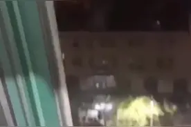 凌晨，合肥一女子爬上空调外机要跳楼 民警用这一招把她救了回来图片