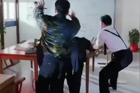 周星驰同花顺的牌面，直接把对面的吓哭，沦赌技还是星高