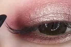 用不好眼线液没关系，小姐姐教你用眉笔画精致眼线，一样的显眼大