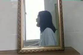 当女生哭的时候照到镜子