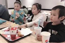周末女儿同学来家做客，带他们去商场玩，开心到舍不得回家视频封面