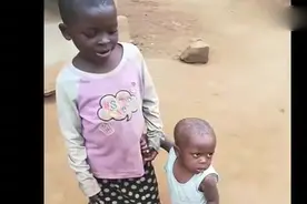 非洲哭娃刚会站，动不动就拽着姐姐，怕摔倒吗