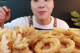 炸洋葱圈和洋葱花，口感酥脆蘸酱味道更香，小哥吃的老香了