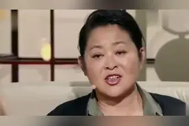 59岁倪萍一家近照，导演丈夫待继子如亲生儿子