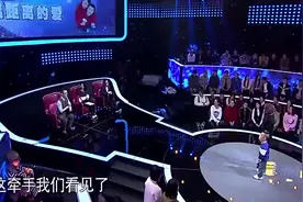 雷明起哄高矮夫妻接吻，矮丈夫另类献吻秀恩爱，真是太甜蜜了图片