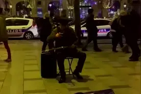 中国老汉在巴黎街头二胡演奏《梦驼铃》听醉了！视频封面