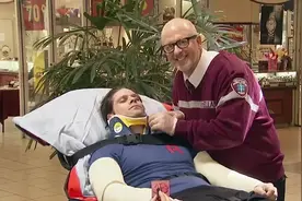 帮忙照顾病人却偷吻了起来？老外街头恶搞！网友：病人长得帅！视频封面