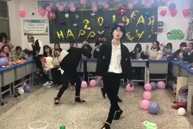 班级里跳《咆哮》，女生一直喊“6了6了”，跳的真卖力视频封面