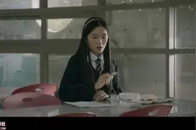 在喜欢的男生在面前，女孩子要表现出自己善良的一面。