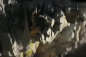 美女在浴室，男友自己开门就进来了视频封面