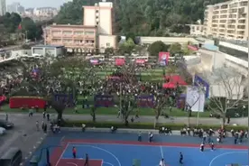 今天操场超热闹的，超多人沸沸扬扬。视频封面