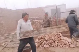 农村最古老的建房子方法，给老头老太太盖房子，你见过吗？