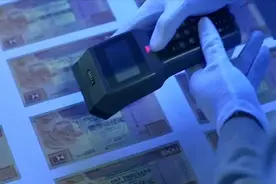 邹兆龙逼刘青云印假钞，日期都是同一天，最后被刘青云切掉双手