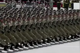 中国抗日战争胜利70周年阅兵式：11个徒步方队霸气出场，堪称特效