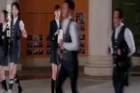 富二代开直升机来学校，引来全校学生尖叫，连校长看到他都要鞠躬视频封面