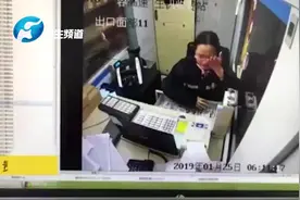 心疼！收费员被司机骂哭，下一秒抹掉泪微笑服务视频封面