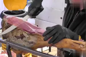 看看外国人怎么切火腿，一看就是技术活，切得真薄！